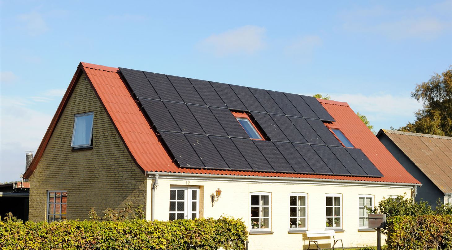 Sdan kan du forbedre energimrket p dit hus. Billede af hus med solceller p taget.